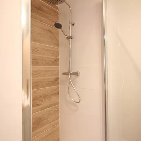 Bel T3 Rénové Avec Wi-fi à 400m Des Thermes De La Bourboule, Capacité 4 Personnes - Fr-1-608-261 *